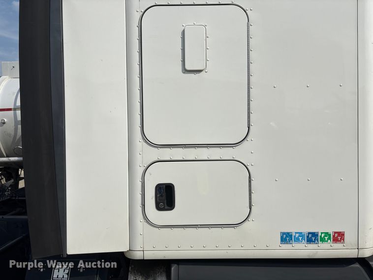 image for item YA1541 2017 Kenworth T680 semi truck