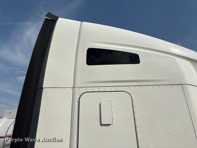 image for item YA1541 2017 Kenworth T680 semi truck