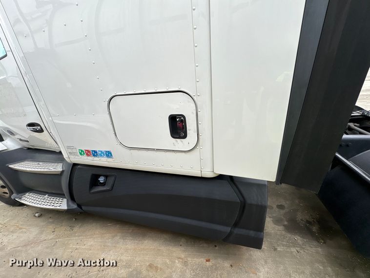 image for item YA1541 2017 Kenworth T680 semi truck