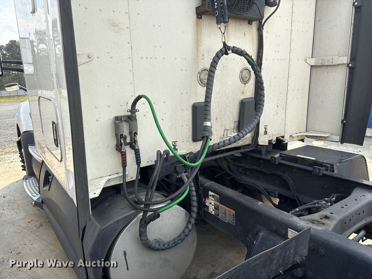 image for item YA1541 2017 Kenworth T680 semi truck