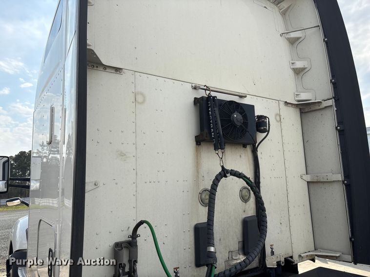 image for item YA1541 2017 Kenworth T680 semi truck