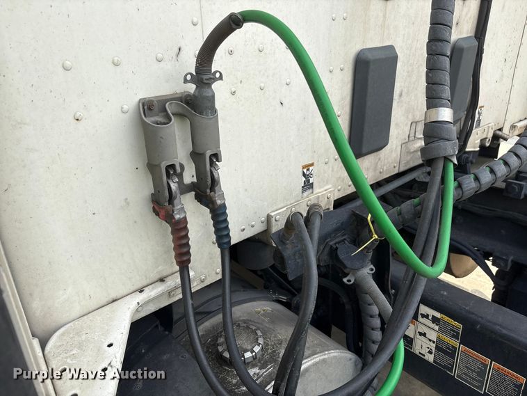 image for item YA1541 2017 Kenworth T680 semi truck