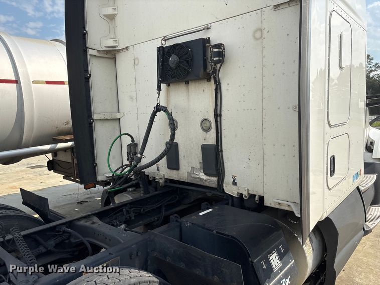 image for item YA1541 2017 Kenworth T680 semi truck