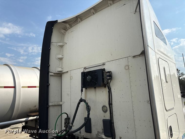 image for item YA1541 2017 Kenworth T680 semi truck