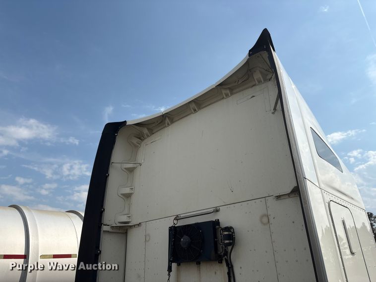 image for item YA1541 2017 Kenworth T680 semi truck