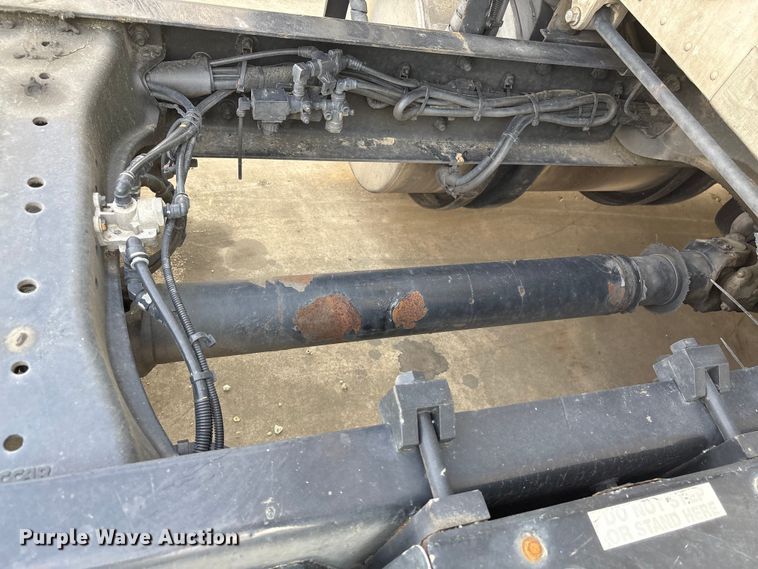 image for item YA1541 2017 Kenworth T680 semi truck