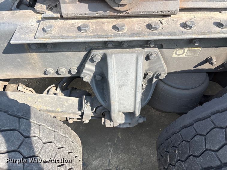 image for item YA1541 2017 Kenworth T680 semi truck