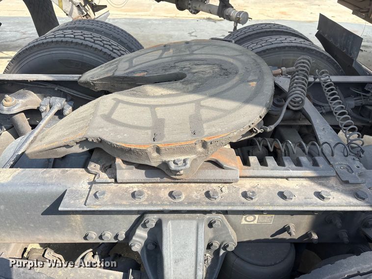 image for item YA1541 2017 Kenworth T680 semi truck