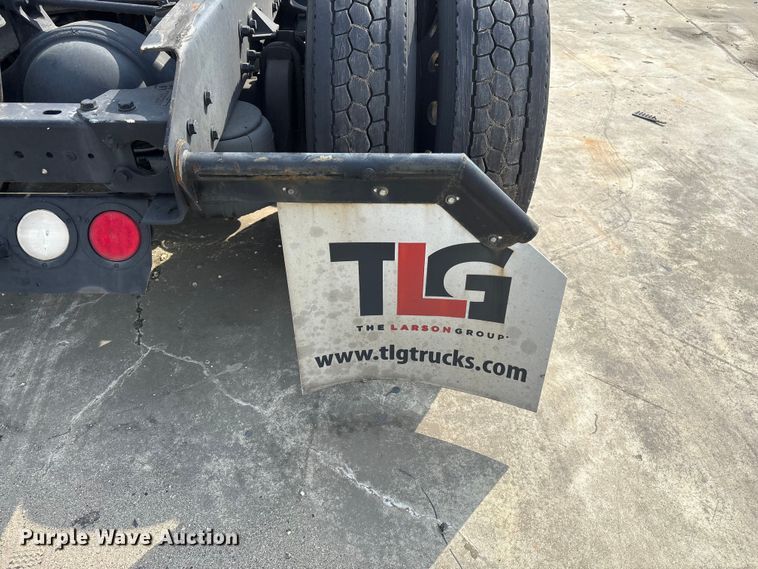 image for item YA1541 2017 Kenworth T680 semi truck