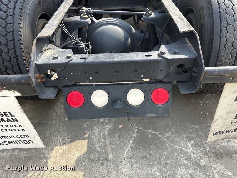 image for item YA1541 2017 Kenworth T680 semi truck