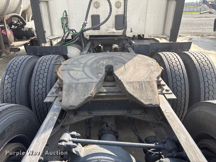 image for item YA1541 2017 Kenworth T680 semi truck