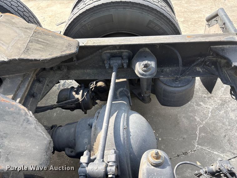 image for item YA1541 2017 Kenworth T680 semi truck