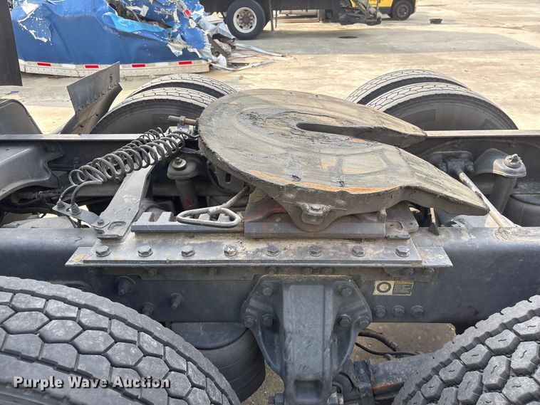 image for item YA1541 2017 Kenworth T680 semi truck