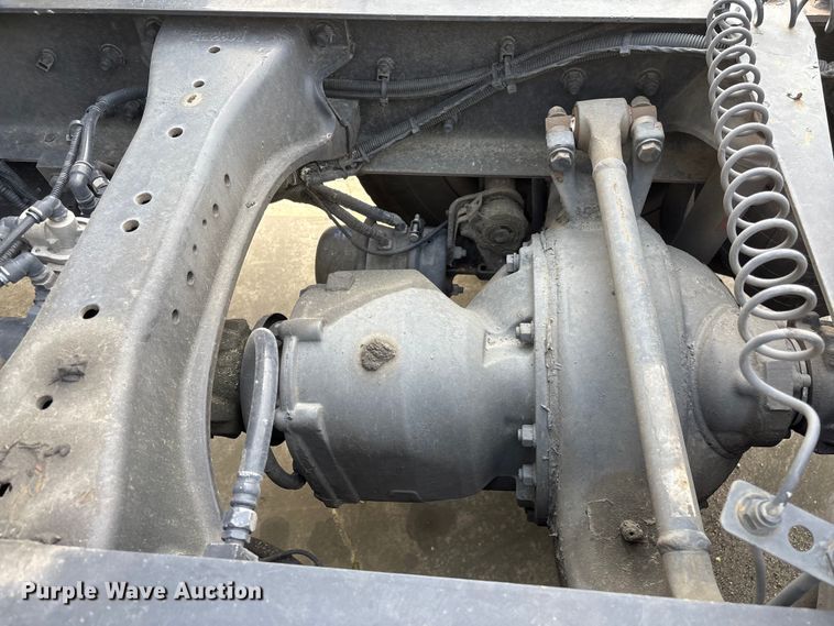 image for item YA1541 2017 Kenworth T680 semi truck