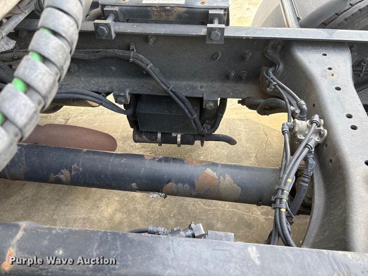 image for item YA1541 2017 Kenworth T680 semi truck