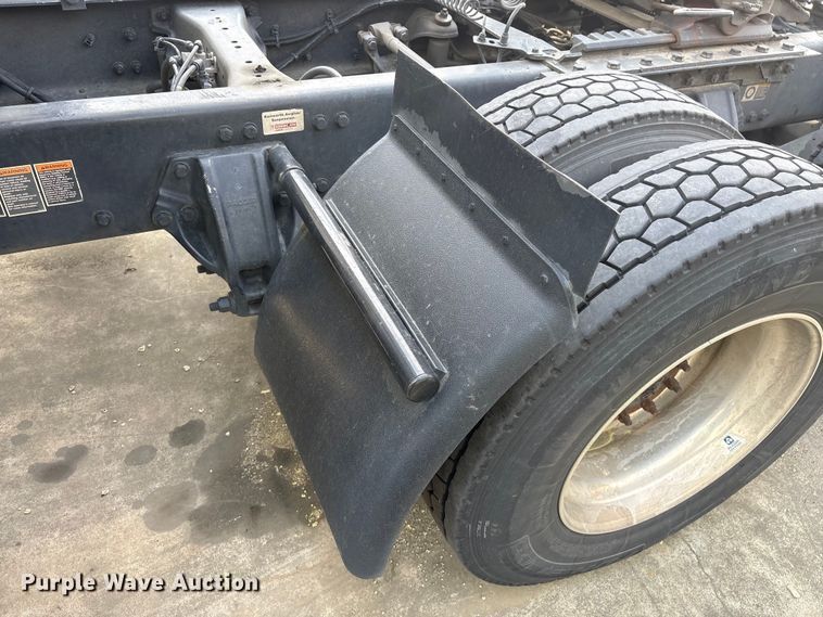 image for item YA1541 2017 Kenworth T680 semi truck