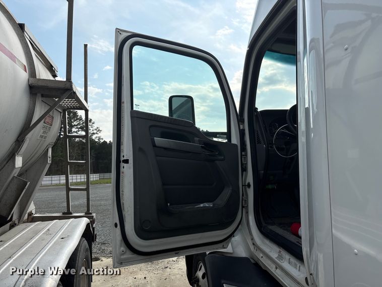 image for item YA1541 2017 Kenworth T680 semi truck