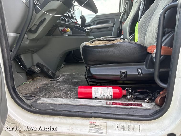 image for item YA1541 2017 Kenworth T680 semi truck