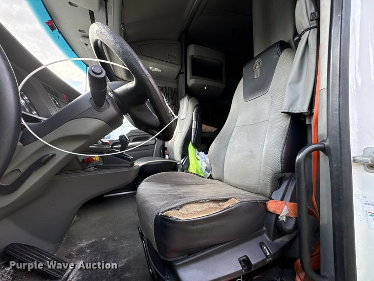 image for item YA1541 2017 Kenworth T680 semi truck