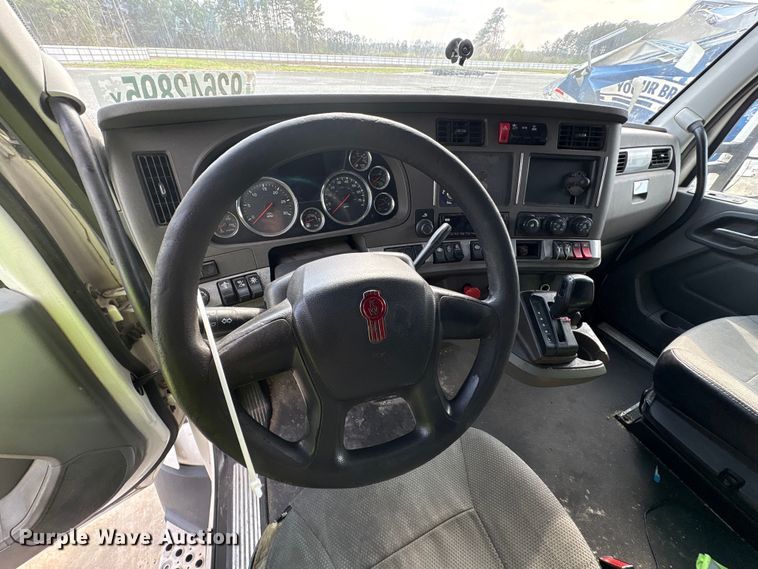 image for item YA1541 2017 Kenworth T680 semi truck