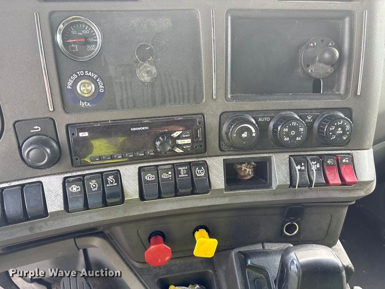 image for item YA1541 2017 Kenworth T680 semi truck