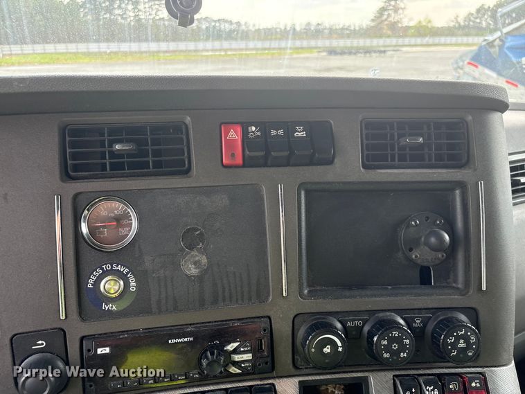 image for item YA1541 2017 Kenworth T680 semi truck