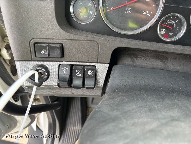 image for item YA1541 2017 Kenworth T680 semi truck