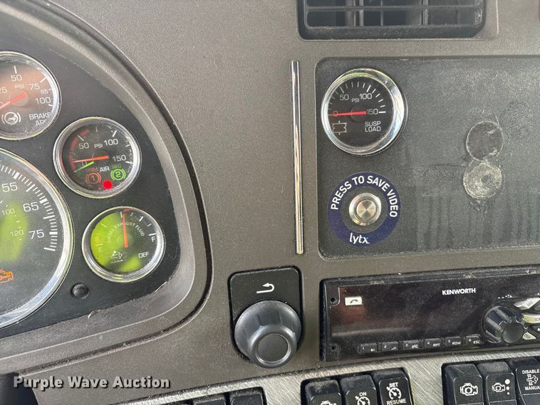 image for item YA1541 2017 Kenworth T680 semi truck