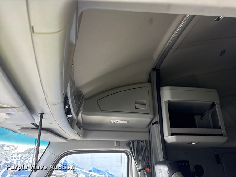 image for item YA1541 2017 Kenworth T680 semi truck