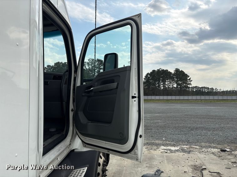 image for item YA1541 2017 Kenworth T680 semi truck