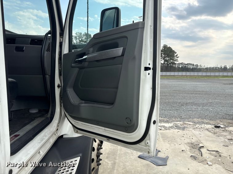 image for item YA1541 2017 Kenworth T680 semi truck