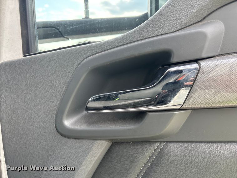 image for item YA1541 2017 Kenworth T680 semi truck