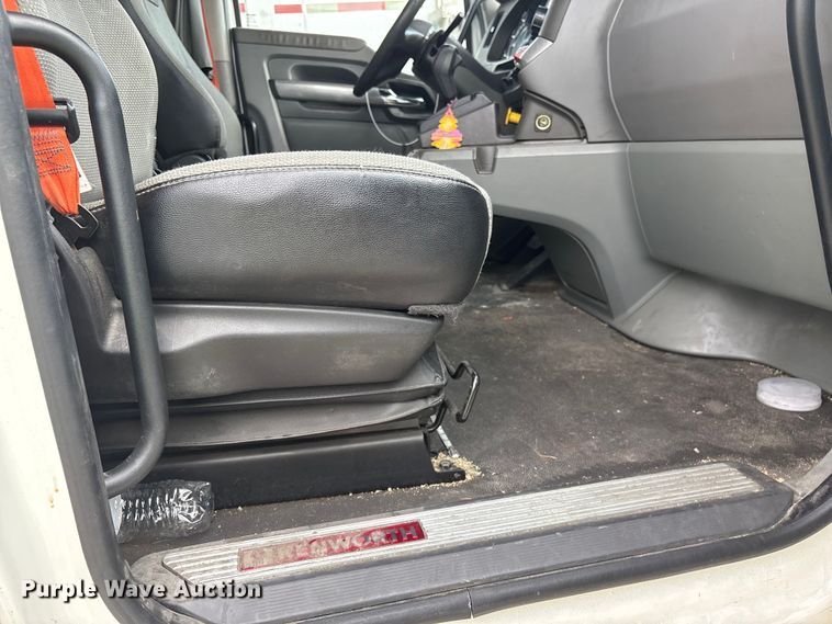 image for item YA1541 2017 Kenworth T680 semi truck