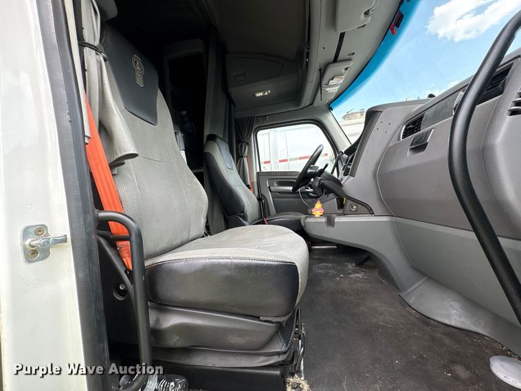 image for item YA1541 2017 Kenworth T680 semi truck