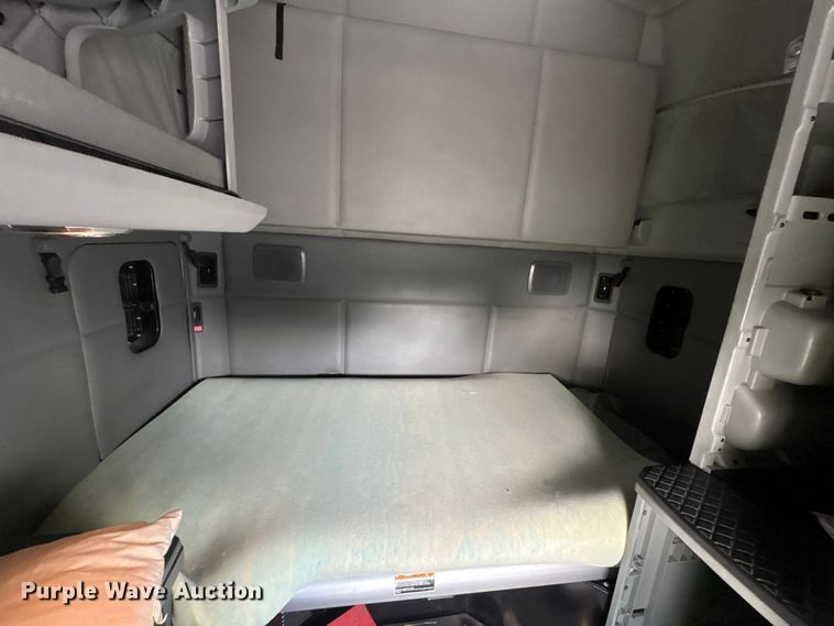 image for item YA1541 2017 Kenworth T680 semi truck