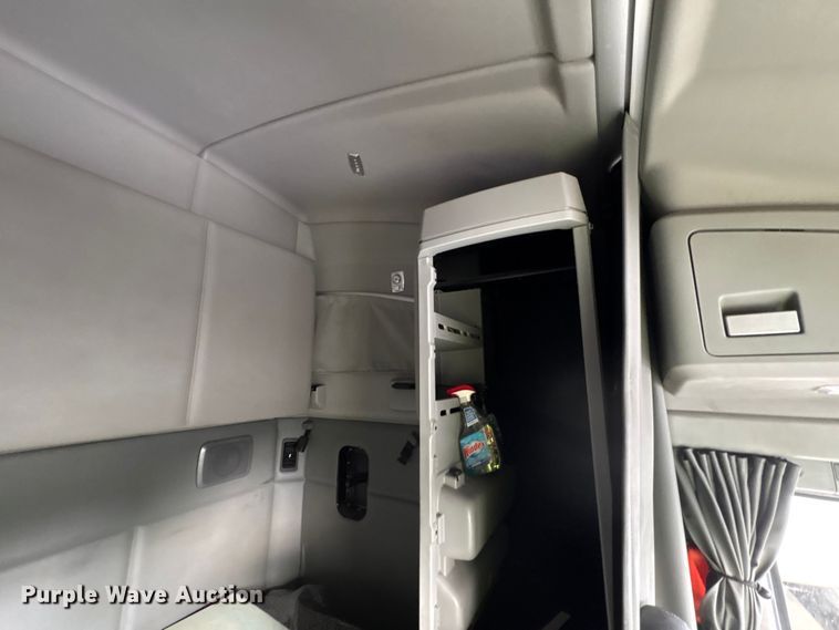 image for item YA1541 2017 Kenworth T680 semi truck