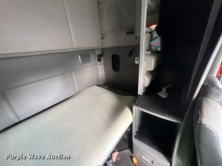 image for item YA1541 2017 Kenworth T680 semi truck