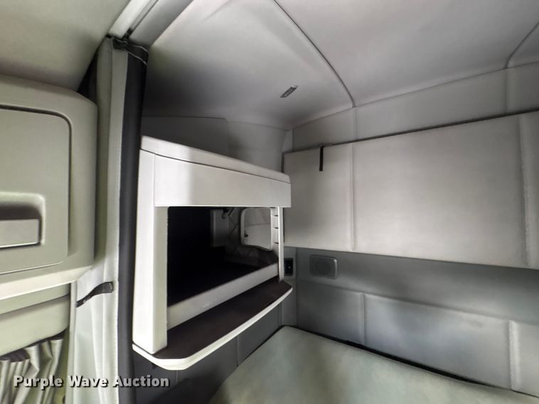 image for item YA1541 2017 Kenworth T680 semi truck