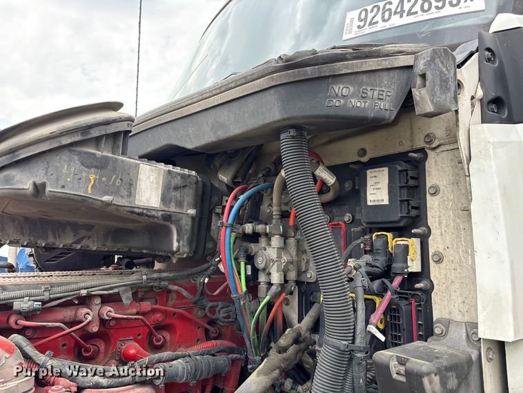 image for item YA1541 2017 Kenworth T680 semi truck