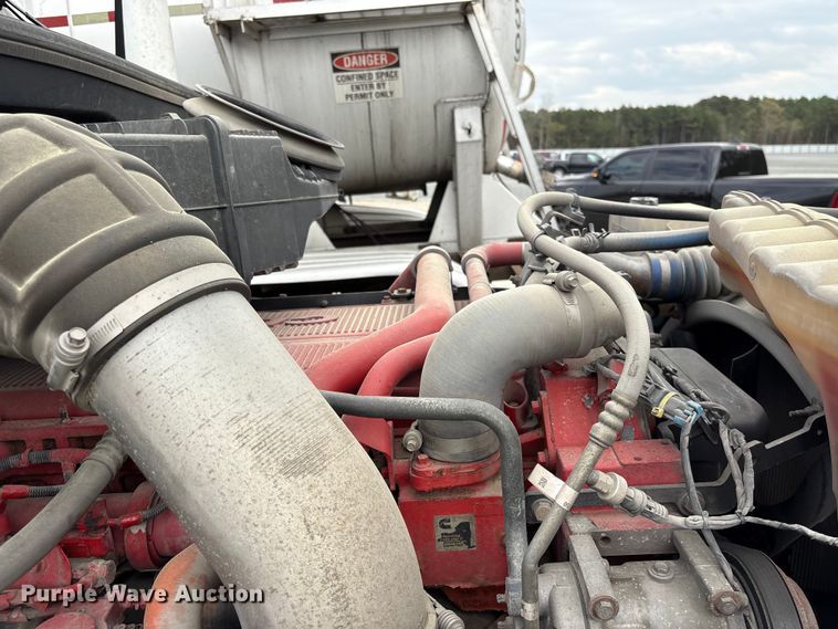 image for item YA1541 2017 Kenworth T680 semi truck