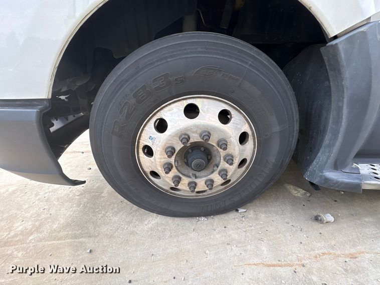 image for item YA1541 2017 Kenworth T680 semi truck