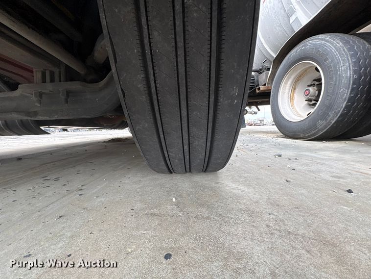 image for item YA1541 2017 Kenworth T680 semi truck