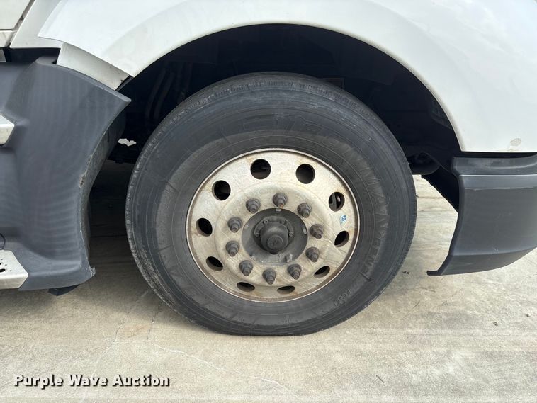 image for item YA1541 2017 Kenworth T680 semi truck