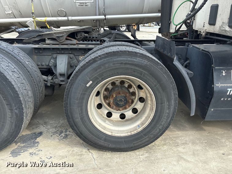 image for item YA1541 2017 Kenworth T680 semi truck