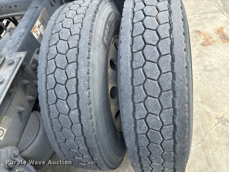 image for item YA1541 2017 Kenworth T680 semi truck