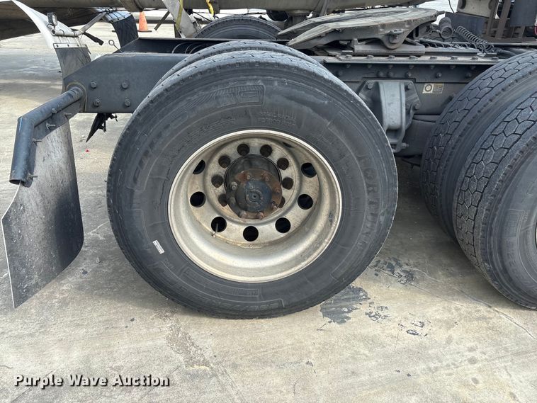 image for item YA1541 2017 Kenworth T680 semi truck