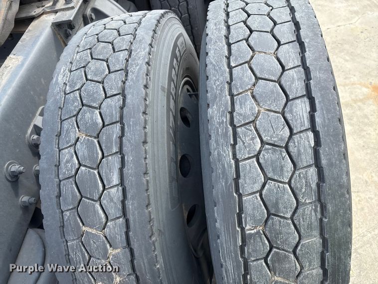 image for item YA1541 2017 Kenworth T680 semi truck