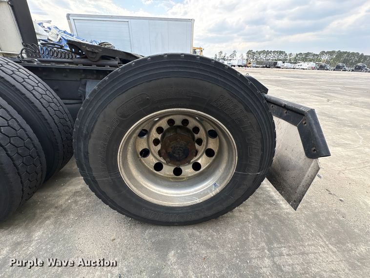 image for item YA1541 2017 Kenworth T680 semi truck