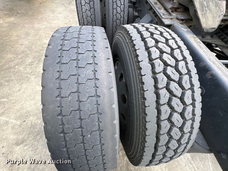 image for item YA1541 2017 Kenworth T680 semi truck