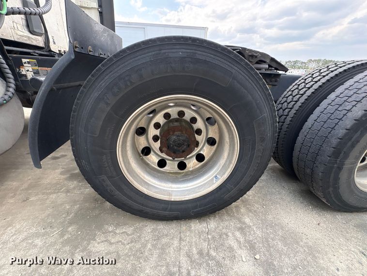 image for item YA1541 2017 Kenworth T680 semi truck